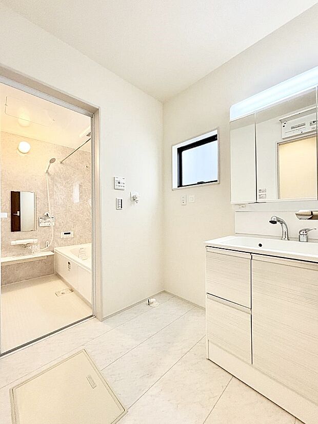 小窓がついているので湿気の多い場所でも換気が十分行えます。毎日の身支度を気持ち良く！