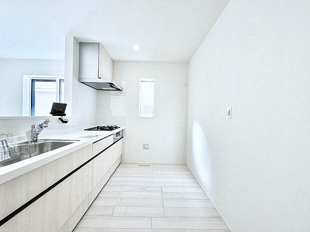 ~Kitchen~ 自然光が入る窓のあるキッチン☆毎日使う場所だからこそ、使い勝手を考慮しました。ゆったりとしたキッチンコーナーは質感豊かな仕上がりとなっております。