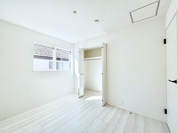 ~Bed Room~ 全居室には収納クローゼットを完備!普段使いのお洋服や小物はもちろん、季節物のお洋服などもしっかりと整理整頓おしまい頂けます。 居室空間を広く使用できますね。