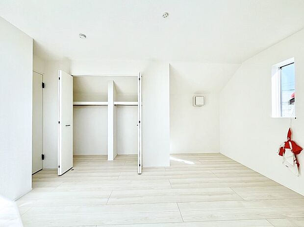 ~Bed Room~ 子供部屋はお子様にとって大変重な役割があります。子供一人で過ごす空間を与えることで、宿題や勉強時間も自然と増えまた自ら部屋の片付けや掃除なども促すことに繋がります。