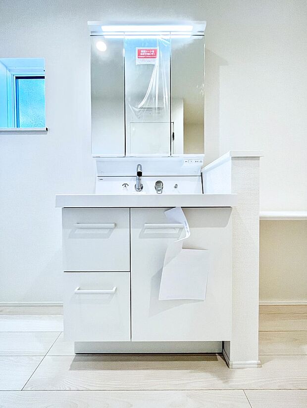 ~Dressing Room~ 暗くなりがちな洗面所も窓があると採光と換気が可能なので気持ちよくお使い頂けます。三面鏡タイプの洗面台は鏡裏収納で散らかりがちな洗面所もスッキリ♪