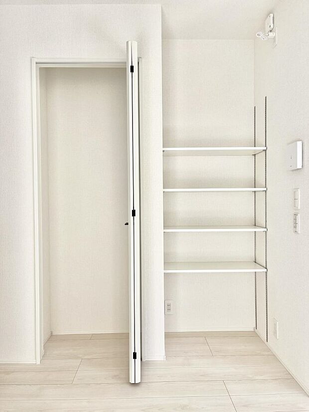 ~Storage~ 建物内部の収納には拘りました。リビングに設けた収納。少しでも空いているスペースを収納にすることで、無駄のない空間を演出しております。お荷物が多い方にも安心です。
