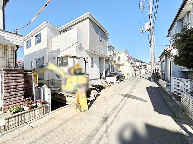 〜Exterior〜　前面道路は閑静な住宅地をはしる車通りの少ない道路。駐車の出し入れもらくらくです！ご不明点・現地見学のご希望は、お気軽にお問い合わせください！
