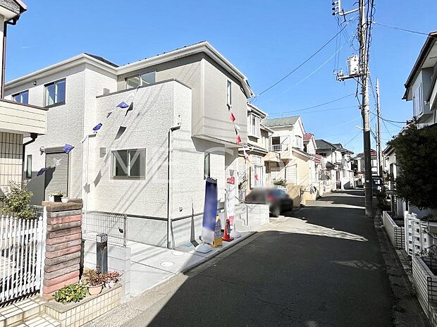 ~Exterior~ 前面道路は閑静な住宅地をはしる車通りの少ない道路。駐車の出し入れもらくらくです!ご不明点・現地見学のご希望は、お気軽にお問い合わせください!