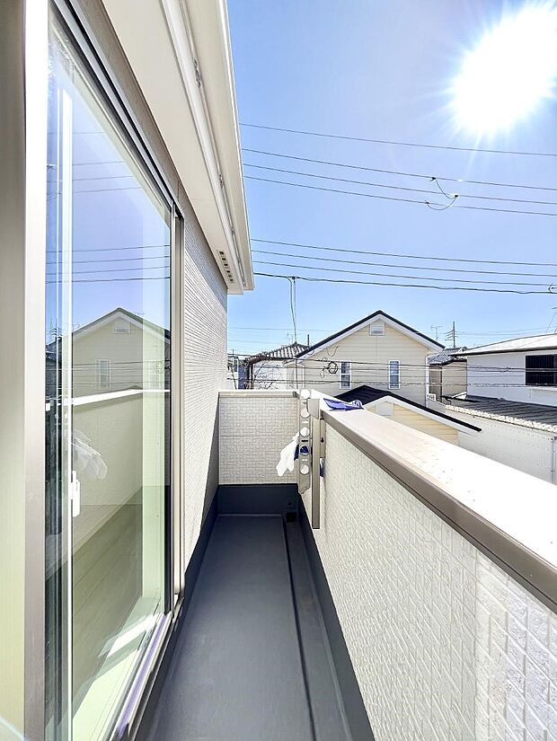 ~Balcony~ 南向きのバルコニーの前には雲以外に太陽を遮るものがありません。お洗濯物も乾きやすく、何より明るく気持ちのいい光が入ってきます。家族全員分の洗濯物も一気に干せます。
