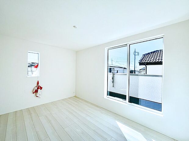 ~Bed Room~ 「今日も一日お疲れ様」とご夫婦でゆったりくつろげる寝室。 毎日の家事やお仕事に疲れた日はフカフカのベットで癒されてください。テレビや本棚をおいても快適な広さが自慢♪