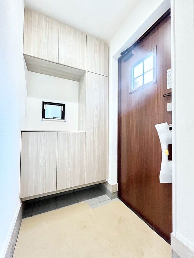 ~Entrance~ 家の中でお客様を迎える最初の場所である玄関は、家の印象そのものです!豊富な玄関収納で、常に綺麗に保つことが出来ます♪玄関にはたっぷり収納の下駄箱を完備!