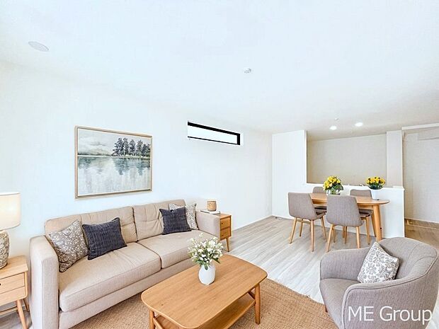 ~Living~ 家族の会話や笑顔が行き交うリビングです。子供が走ってる姿を見ながら、大きなソファやダイニングテーブルでゆったり食事をしたりくつろぎたい♪そんな夢が叶えられる空間です!※家具はCGです