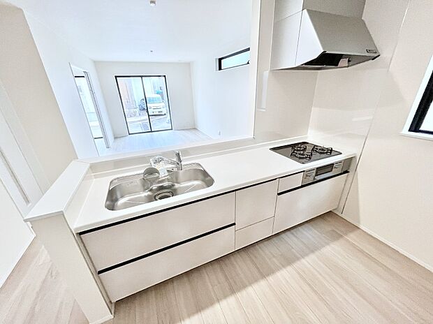 ~Kitchen~ 「さぁ今日は何を作ろう」こんなキッチンなら思いっきり料理ができちゃいます。キッチンからはリビングが一望できます。家族がつながるお家がここにございます。