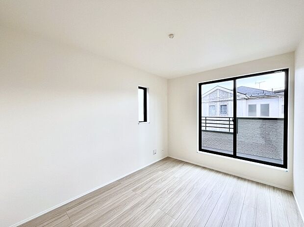 ~Bed Room~ バルコニーからの明るい日差しが差し込みます。日照に恵まれたお部屋。柔らかい自然光で朝目覚める暮らしが送れるだろう。また、機能的な収納を配置して、片付いた空間も実現出来そう。