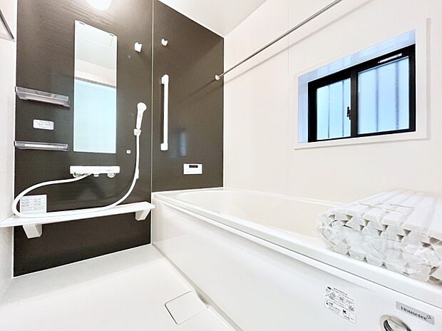 ~Bath Room~ 落ち着いた雰囲気の浴室で明日に向けてリフレッシュ。浴室乾燥機能も付いているので隣の洗濯機置き場で洗い上がった洗濯物を、雨の日も天気を気にせず乾燥させることも可能です。