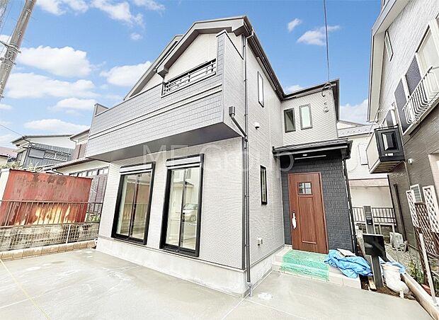 ~Exterior~ 堂々たる趣ながら、主張し過ぎずどこか余裕を感じさせるシャープなフォルムで佇む邸宅は、晴天の空と照らし合わせる事で、本来あるべき完成形の姿を見せてくれます。