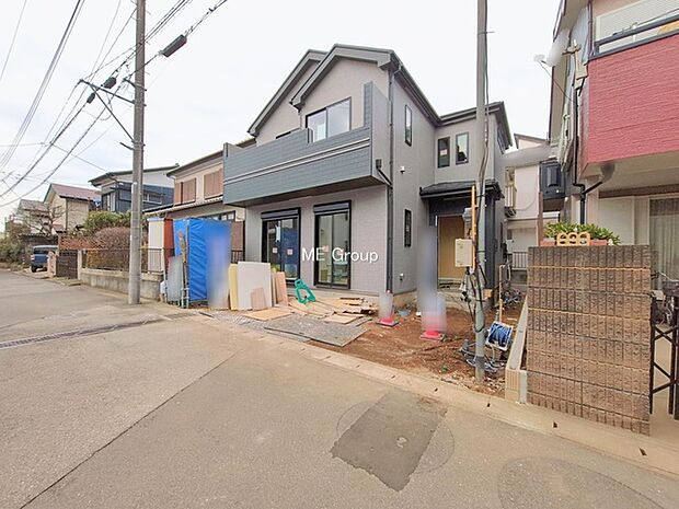 〜Exterior〜　堂々たる趣ながら、主張し過ぎずどこか余裕を感じさせるシャープなフォルムで佇む邸宅は、晴天の空と照らし合わせる事で、本来あるべき完成形の姿を見せてくれます。