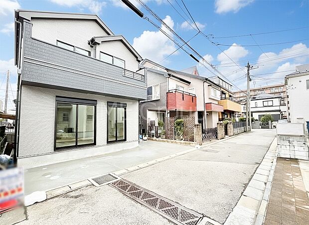 ~Exterior~ 前面道路:南東 4m 私道 前面道路は閑静な住宅地をはしる車通りの少ない道路。駐車の出し入れもらくらくです!ご不明点・現地見学のご希望は、お気軽にお問い合わせください!