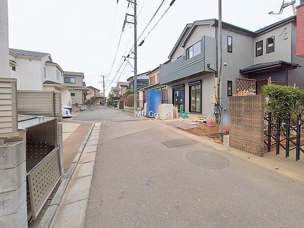 〜Exterior〜　前面道路：南東 4m 私道　前面道路は閑静な住宅地をはしる車通りの少ない道路。駐車の出し入れもらくらくです！ご不明点・現地見学のご希望は、お気軽にお問い合わせください！