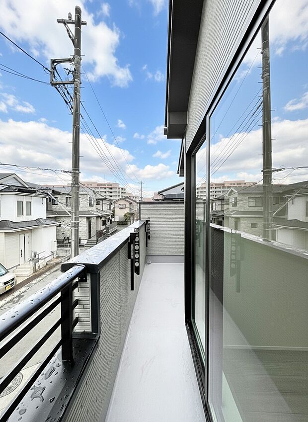 ~Balcony~ 南向きのバルコニーの前には雲以外に太陽を遮るものがありません。お洗濯物も乾きやすく、何より明るく気持ちのいい光が入ってきます。使いやすく開放的なバルコニーです♪