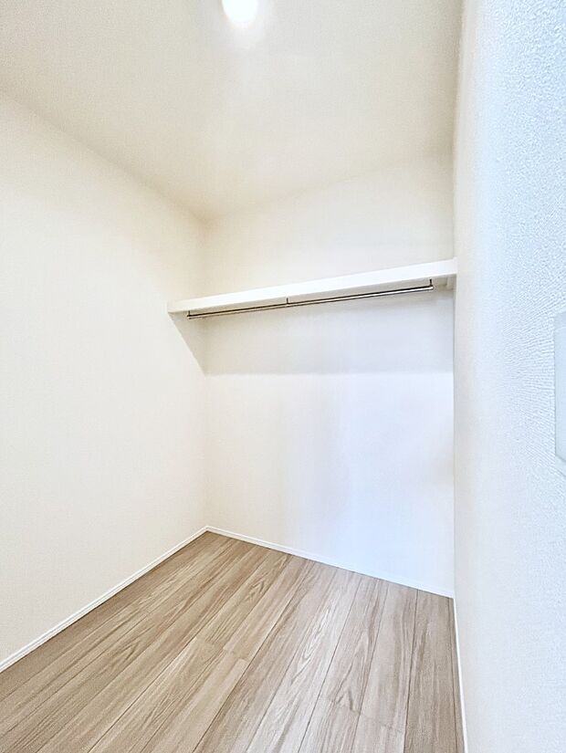 ~Walk-in Closet~ 必要なものやコーディネートを一覧して確認でき、身支度や準備が短時間で済むウォークインクローゼットを設置しました。家の中をすっきりとさせる便利な収納スペースです。