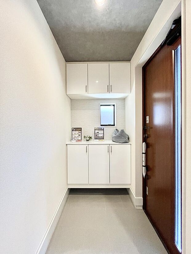 〜Entrance〜 家の中でお客様を迎える最初の場所である玄関は、家の印象そのものです!豊富な玄関収納で、常に綺麗に保つことが出来ます♪玄関にはたっぷり収納の下駄箱を完備!