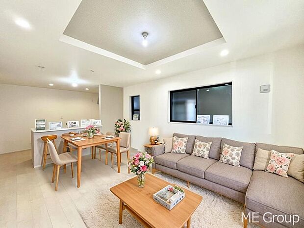 〜Living〜飽きの来ないシンプルでおしゃれなLDK。大きな窓から日差しが差し込むので室内も明るく、家族の憩いの場としてピッタリです。開放感と日当たりの良さを是非ご覧ください! ※家具はCGです