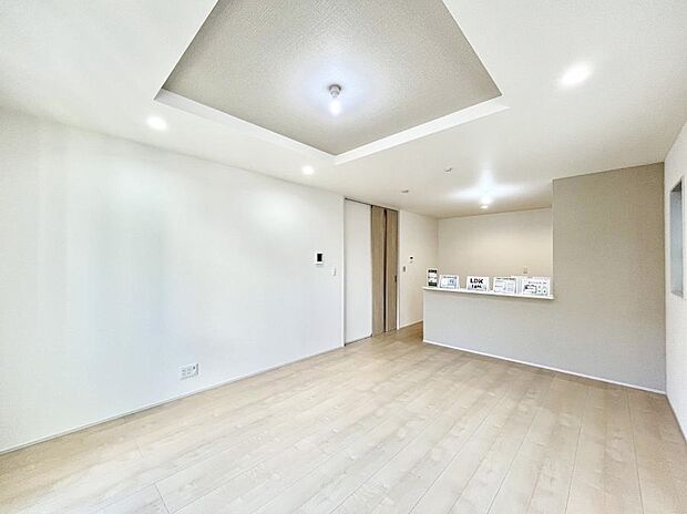 〜Living〜　家族の食事や団らんのほか、子どもを遊ばせたり、友人を招いたりするLDKは住まいの中心。長時間過ごす場所だから、その空間は住まい全体の居心地を左右します。