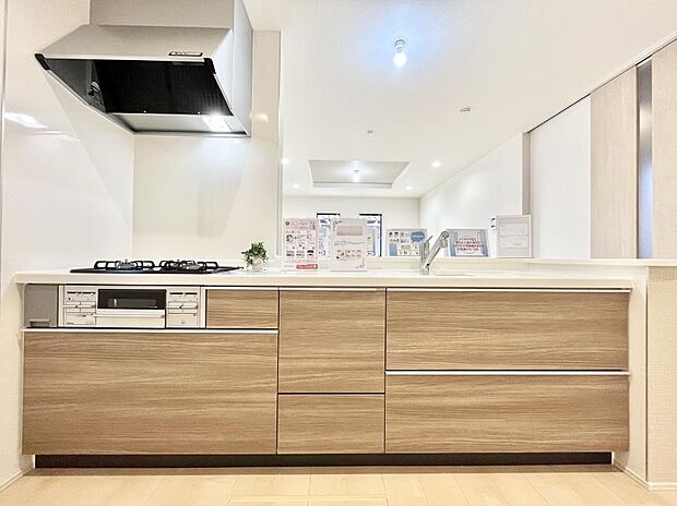 〜Kitchen〜　広くて使いやすいキッチンなら家族でいっしょに料理をつくったり、後片付けも手間なくできちゃいます♪収納もたっぷりあるので、いつもすっきりと清潔な印象を保てます。