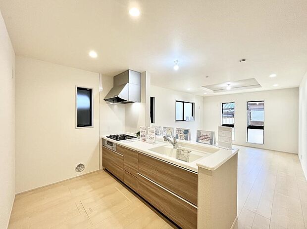 〜Kitchen〜リビングが見渡せるカウンターキッチン。料理をしながら家族とコミュニケーションをとれるだけでなく、大きな開放感も得ることができます。お子様の成長も感じることができますね！