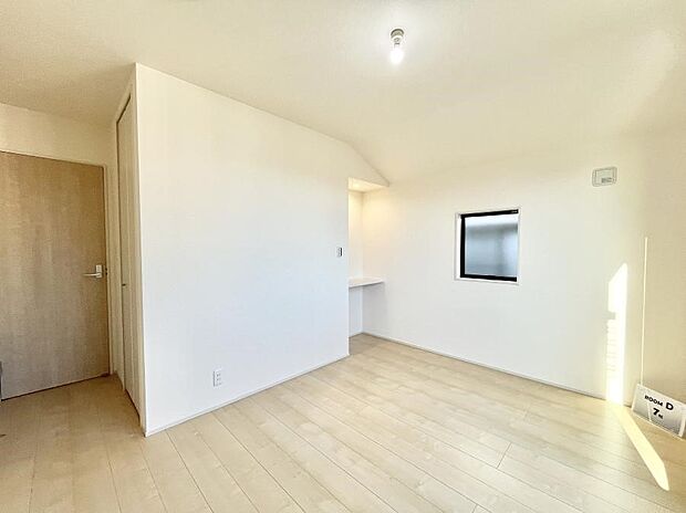 〜Bed Room〜　木の温もりがやさしいフローリングは安らぎをもたらすプライベート空間。明るめのフローリングですので、壁紙ともマッチし、お部屋を更に広く見せてくれる効果も。