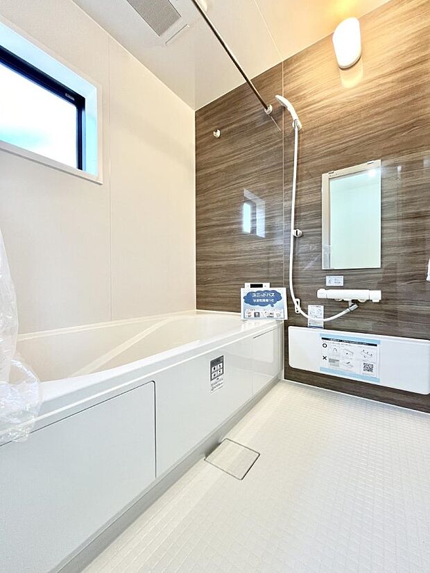 〜Bath Room〜　窓付きのバスルームは、採光もあり明るく気持ちの良い空間です。窓があることで、換気環境も良好。ゆったり寛げるバスルームで、毎日のバスタイムが楽しみになりそうです。