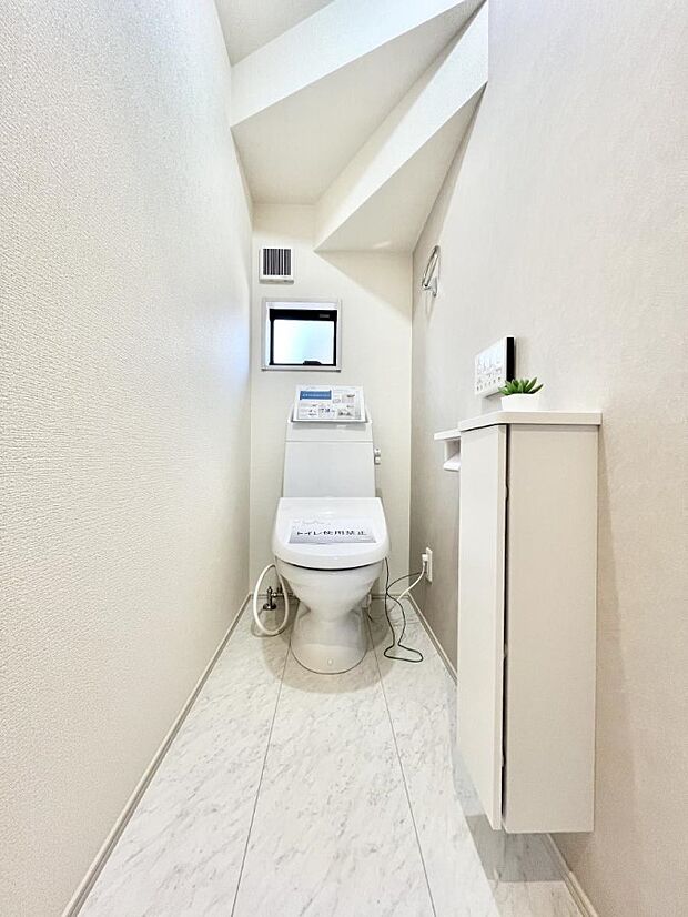 〜Toilet〜　綺麗・スッキリ・快適なウォシュレット付トイレでくつろげる空間です。採光もあり明るく、快適空間となっております♪毎日使う場所だからこその配慮です！