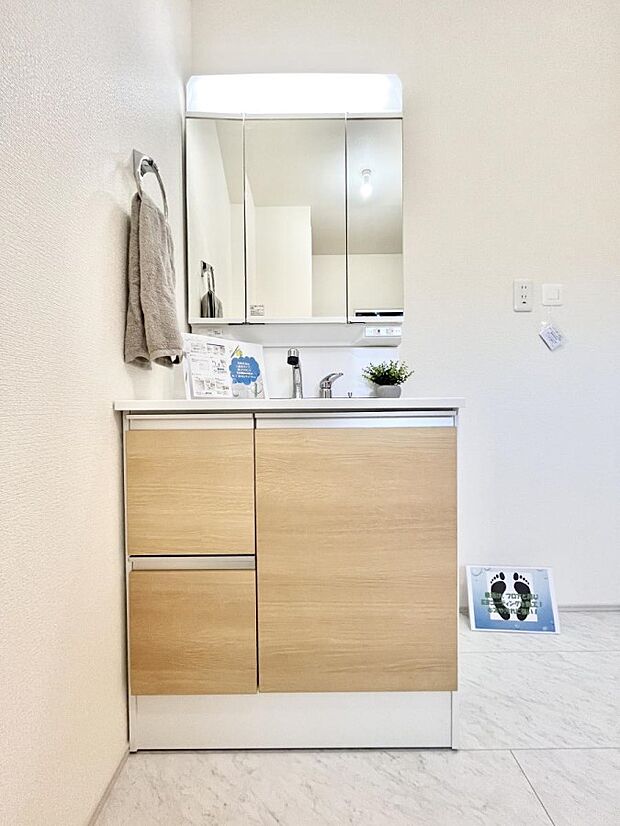 〜Dressing Room〜　明るく清潔感溢れるパウダールーム。毎日使う場所だからこそ、快適な空間となっております。シャンプードレッサーを採用しておりますので、朝シャンも手軽に出来ます。