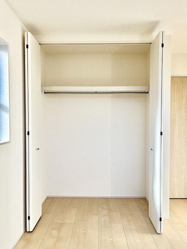 〜Closet〜　壁面クローゼットがあればタンスを置く必要がなく、出っ張りのないスッキリ空間を維持できます。限られたスペースを有効に活用できそう。季節の衣類や趣味の品などたっぷり収納出来ますね♪
