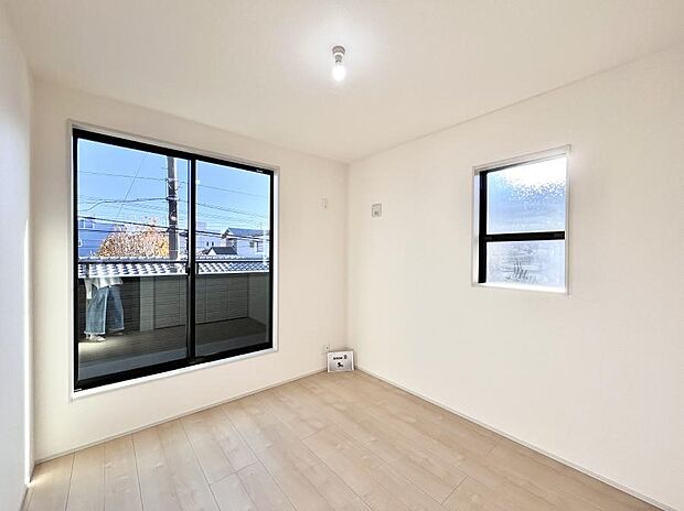 〜Bed Room〜 2面採光を確保した明るい室内は、風通しも良く、大変居心地の良い空間となっております。爽やかな風を感じて起きる朝は、快適生活の始まりに!日当たりや通風がとても良い住まい♪