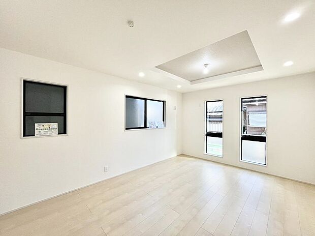 〜Living〜　豊かな陽光がこの場所を照らしだす。光溢れるこの空間はみんなの笑顔が集う場所、時を忘れ、つきることのないたわいもない会話を楽しむ時間、たくさんの思いが綴られる場所。