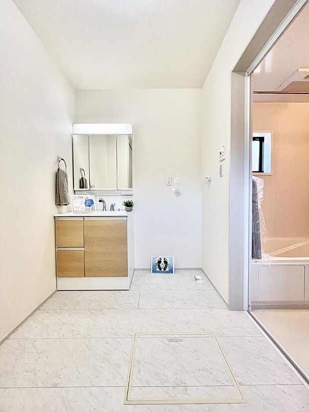 〜Dressing Room〜十分な大きさの洗面台は収納もさる事ながら、身だしなみチェックや歯磨きなど、朝の慌ただしい時間でもホテルライクなスペースで余裕とゆとりを感じて頂けます。