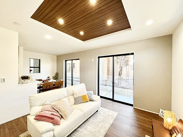 ◆1号棟◆〜Living〜　家族の食事や団らんのほか、子どもを遊ばせたり、友人を招いたりするLDKは住まいの中心。長時間過ごす場所だから、その空間は住まい全体の居心地を左右します。