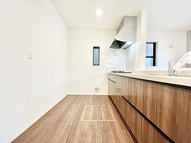 ◆1号棟◆〜Kitchen〜　自然光が入る窓のあるキッチン☆毎日使う場所だからこそ、使い勝手を考慮しました。ゆったりとしたキッチンコーナーは質感豊かな仕上がりとなっております。