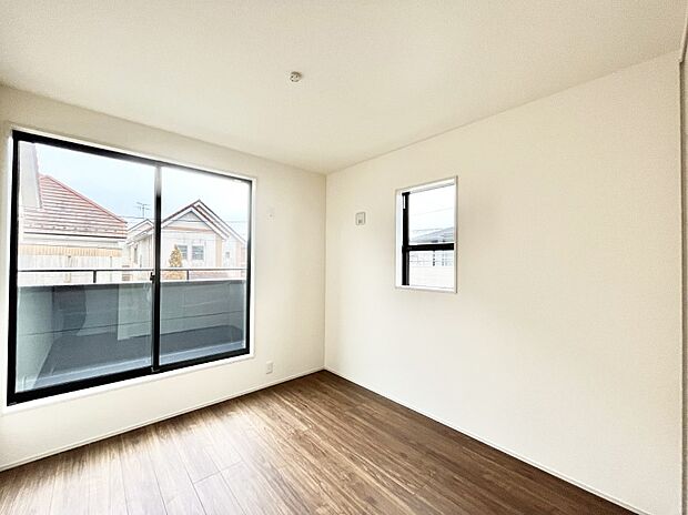 ◆1号棟◆〜Bed Room〜　2面採光を確保した明るい室内は、風通しも良く、大変居心地の良い空間となっております。爽やかな風を感じて起きる朝は、快適生活の始まりに！