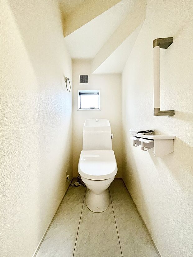 ◆1号棟◆〜Toilet〜　綺麗・スッキリ・快適なウォシュレット付トイレでくつろげる空間です。採光もあり明るく、快適空間となっております♪毎日使う場所だからこその配慮です！
