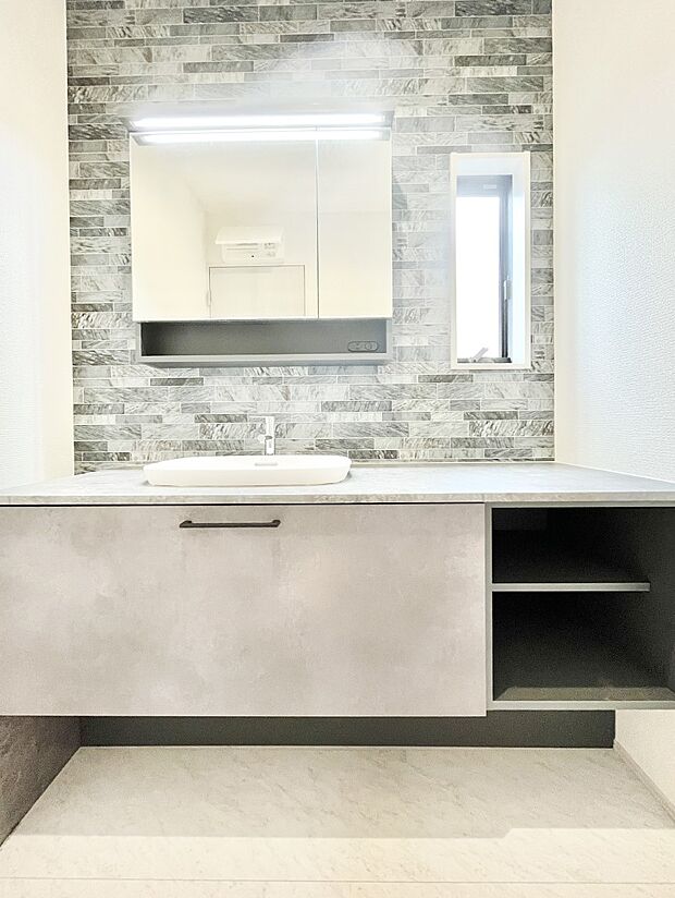 ◆1号棟◆〜Dressing Room〜　十分な大きさの洗面台は収納もさる事ながら、身だしなみチェックや歯磨きなど、朝の慌ただしい時間でもホテルライクなスペースで余裕とゆとりを感じて頂けます。