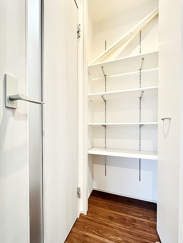 ◆1号棟◆〜Pantry〜　キッチン横に収納スペースを設置！食品をストックできる便利な場所です。キッチンは家の中でも物が多い場所。非常時に備えての非常食や備蓄スペースとしても使えるのも心強いですね。