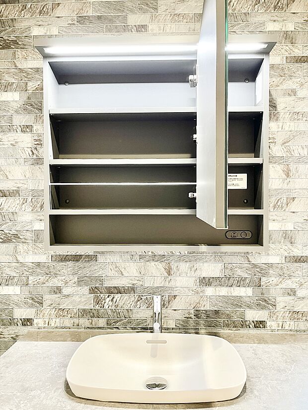 ◆1号棟◆三面鏡の裏に、化粧品や衛生用品などを収納可能。洗面台をすっきりと保ちます！