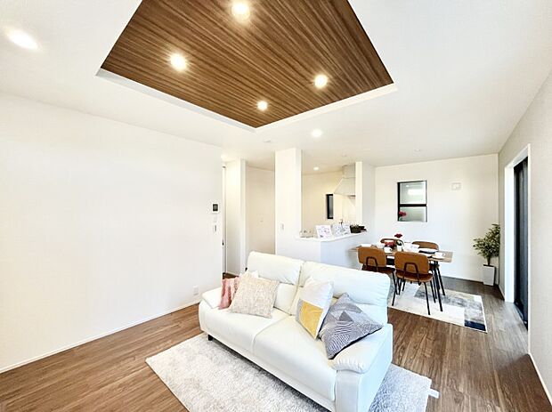 ◆1号棟◆〜Living〜　飽きの来ないシンプルでおしゃれなLDK。大きな窓から日差しが差し込むので室内も明るく、家族の憩いの場としてピッタリです。開放感と日当たりの良さを是非ご覧ください！