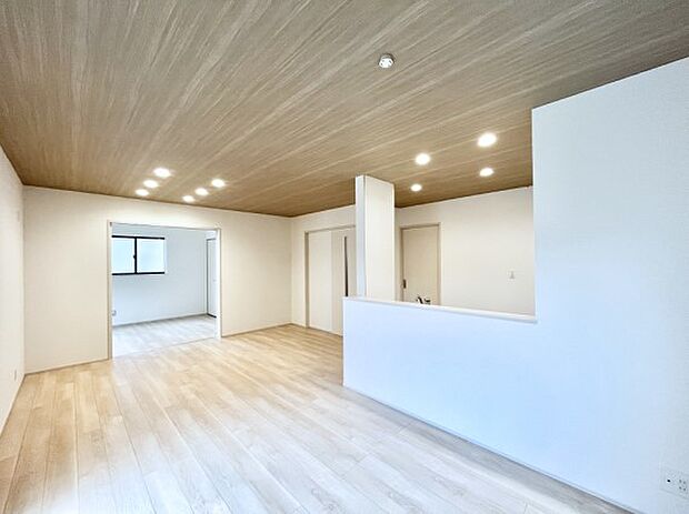 〜Living〜　家族の一体感を感じられる広々としたスペース。家族と過ごす時間を大切にする方にピッタリのゆとりの住空間です。お子様が走り回っても安心して見守れます。家族の笑い声が今にも目に浮かびます。