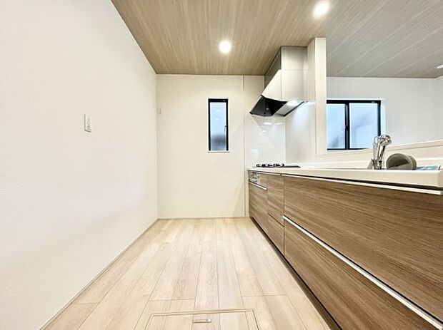 〜Kitchen〜　「さぁ今日は何を作ろう」こんなキッチンなら思いっきり料理ができちゃいます。キッチンからはリビングが一望できます。家族がつながるお家がここにございます。