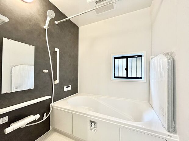 〜Bath Room〜　窓付きのバスルームは、採光もあり明るく気持ちの良い空間です。窓があることで、換気環境も良好。ゆったり寛げるバスルームで、毎日のバスタイムが楽しみになりそうです。