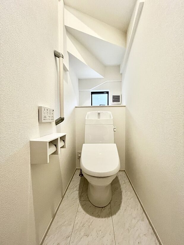 〜Toilet〜  綺麗・スッキリ・快適なウォシュレット付トイレでくつろげる空間です。  トイレは毎日使わざるを得ないもの。いつも清潔を保ちたいですね。  トイレが2ヶ所あるので朝の混雑時に便利です！