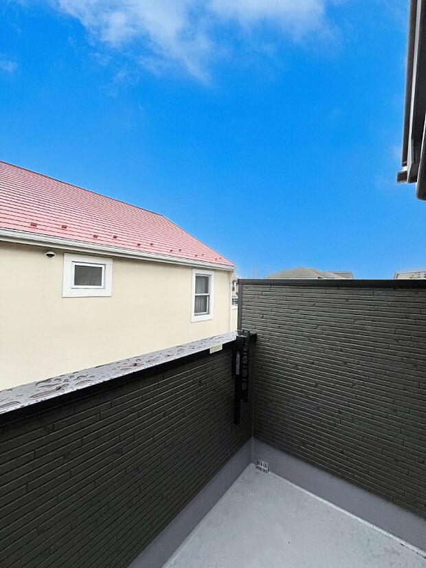 〜Balcony〜  大きな空に囲まれた気持ちのいい家。  バルコニーを覗くだけで圧倒的な開放感に包まれます。  バルコニーは陽がさしこみお布団や洗濯物を気持ちよく干すことができます。