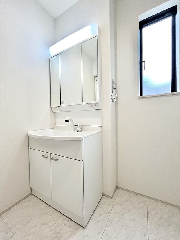 〜Dressing Room〜　明るく清潔感溢れるパウダールーム。毎日使う場所だからこそ、快適な空間となっております。シャンプードレッサーを採用しておりますので、朝シャンも手軽に出来ます。