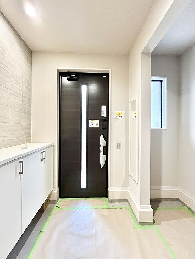 ~Entrance~ 家の中でお客様を迎える最初の場所である玄関は、家の印象そのものです!豊富な玄関収納で、常に綺麗に保つことが出来ます♪玄関にはたっぷり収納の下駄箱を完備!