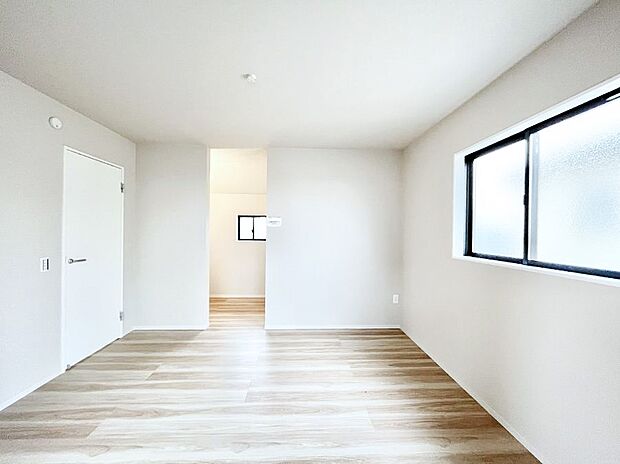 ~Bed Room~ 「今日も一日お疲れ様」とご夫婦でゆったりくつろげるWIC付きの寝室。毎日の家事やお仕事に疲れた日はフカフカのベットで癒されてください。テレビや本棚をおいても快適な広さが自慢♪